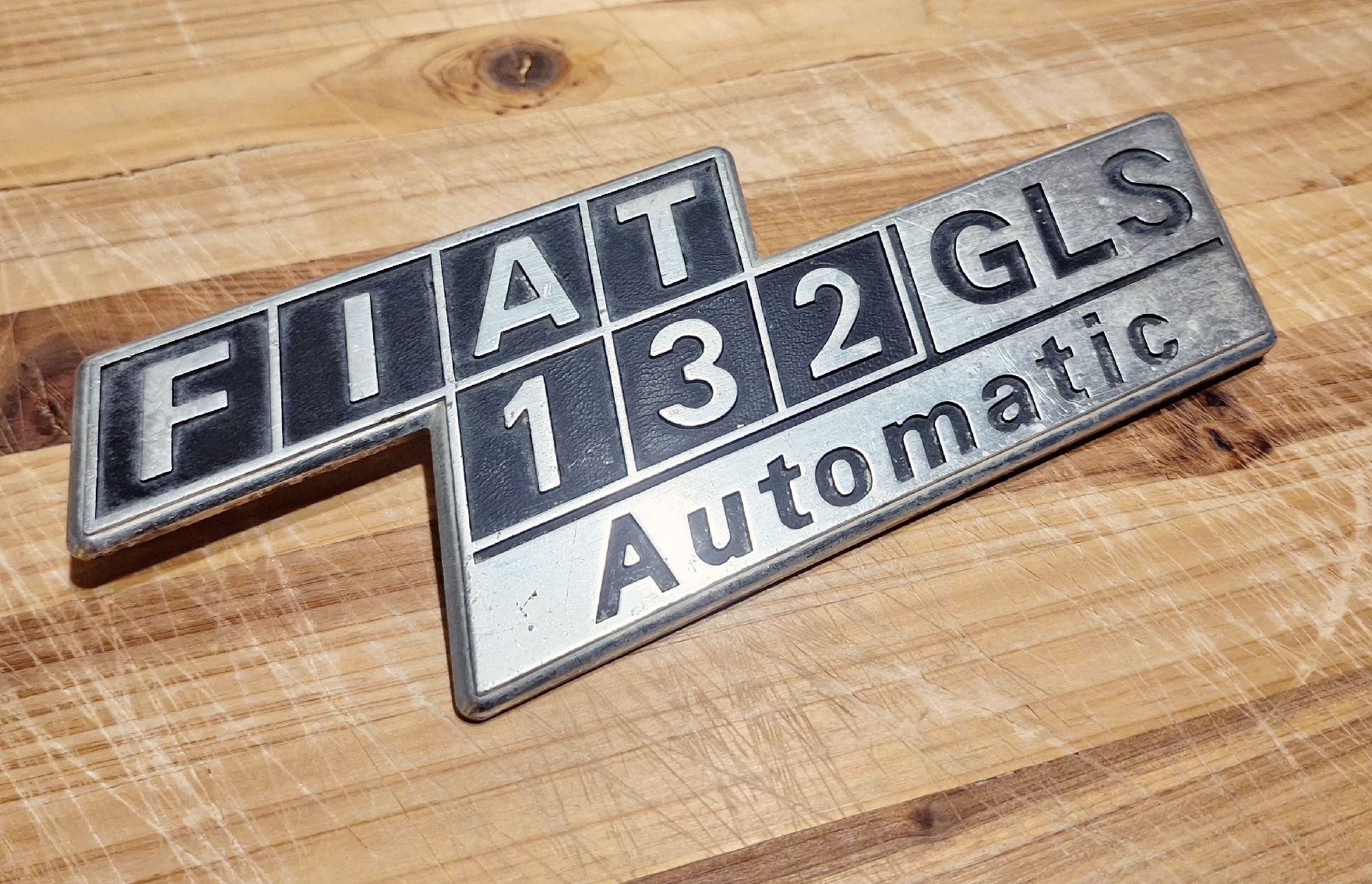 Fiat Tutti pezzi di ricambio auto: Fiat 132 GLS Automatic Emblem – Usato da Triesen venduto da BLACKSHEEP75