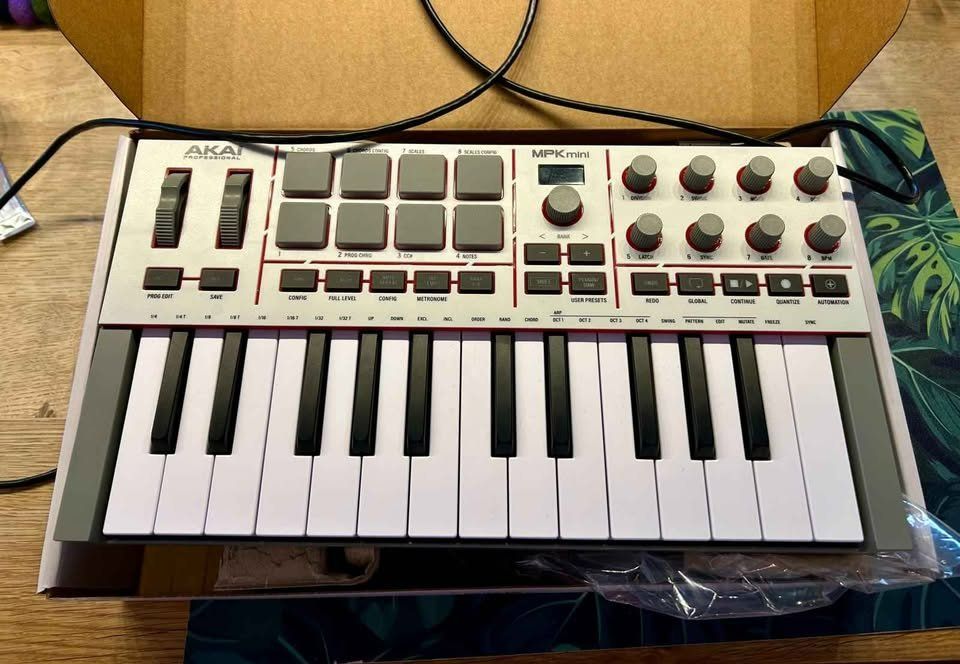 Sistema di controllo: AKAI MPK mini IV Compact Keyboard Controller neuwertig – Usato da Seltisberg venduto da car_7kwr 1