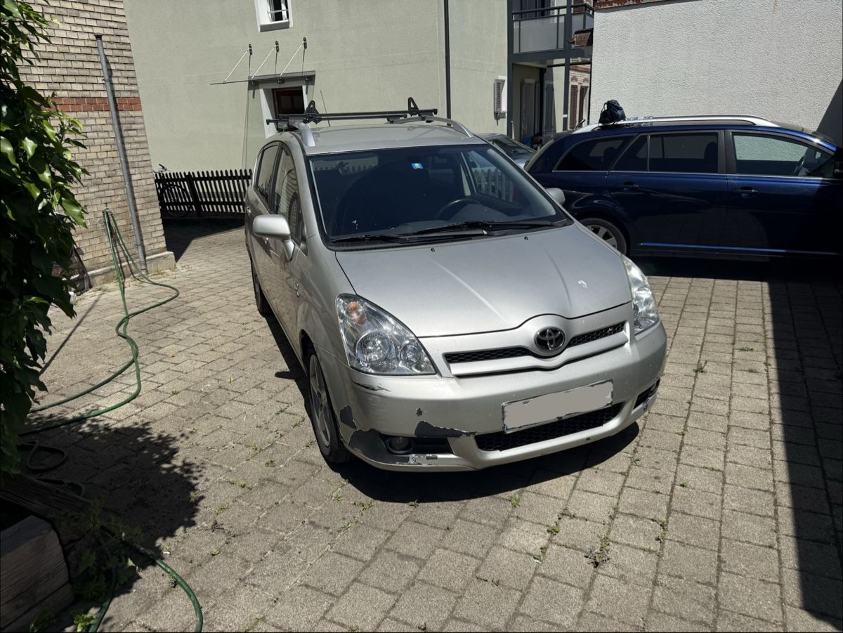 Toyota Automobili: Toyota Corolla Verso 2.2 diesel  – Usato da Winterthur venduto da ole.demetr 1