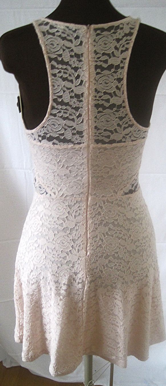 Kleider: Elegantes Spitzenkleid hellrosa mit Racerback & Reissverschl – Gebraucht aus Rickenbach Sulz von Sodeli23 1