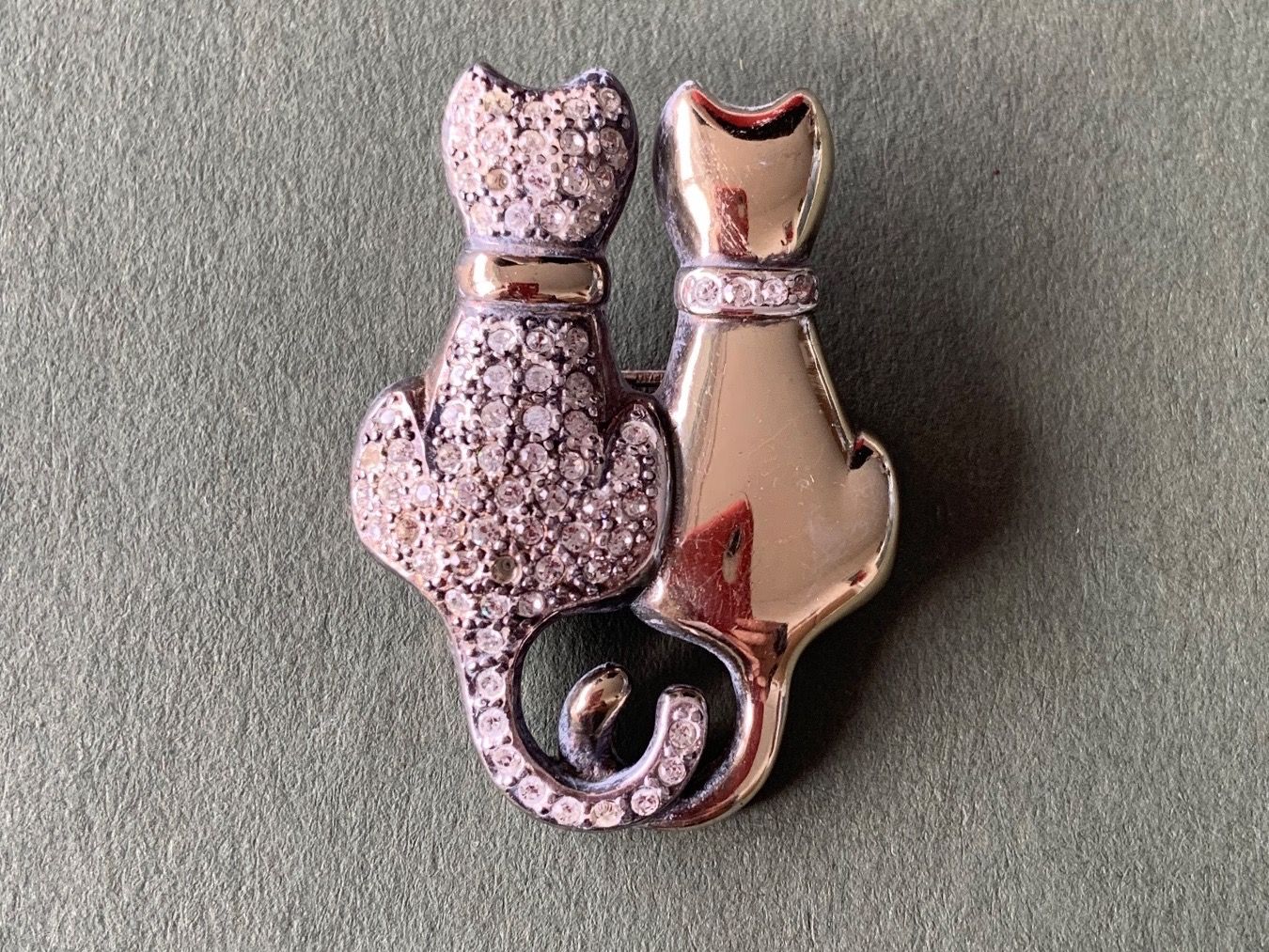 Spille & Fermagli: Brosche 2 CATs goldglanz – Usato da Laufen venduto da Bellebellezza 3