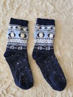 Socken Pinguin Motiv blau weiss gemustert getragen, Gr. 42