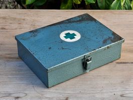 tolle antike Sanitätsbox Stahlblech blauer Hammerschlaglack