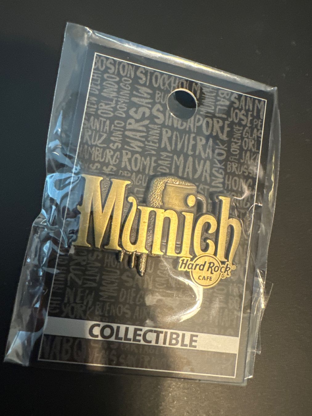 Plaketten & Abzeichen: Pin Hard Rock München – Gebraucht aus Galgenen von rub_f6kh