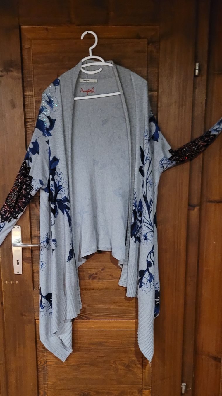 Desigual Giacche: Desigual Damen Strickjacke mit Blumenmuster, Grösse X – Usato da Flaach venduto da jupy02