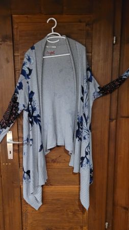 Desigual Damen Strickjacke mit Blumenmuster, Grösse X