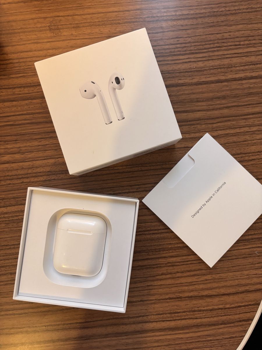 Apple Kopfhörer: Apple AirPods mit Ladecase – Gebraucht aus Genève von joh_h8mg
