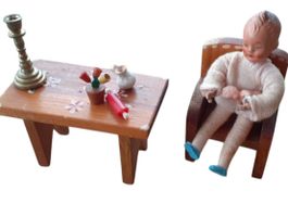 Antike Puppenmöbel mit Puppe