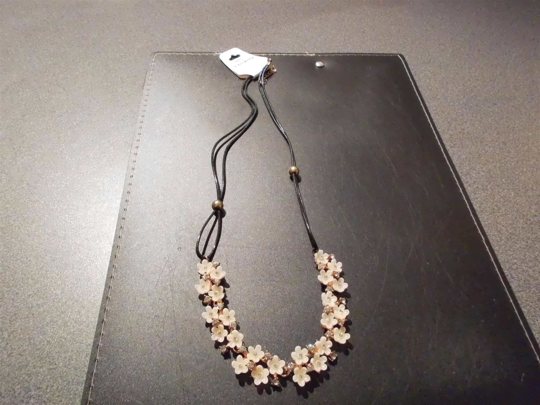 Catenine: Kette schwarz, weisse Blümchen – Nuovo e nell'imballaggio originale da Zürich venduto da abraxas1291