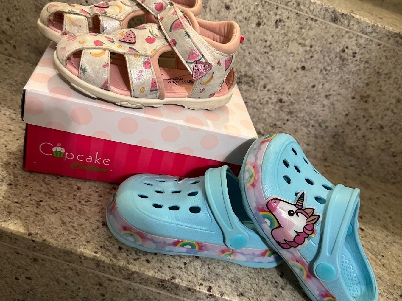Scarpe per ragazze: Mädchen Sandalen & Clogs//Gr.23 – Usato da Böckten venduto da ZokaAugust