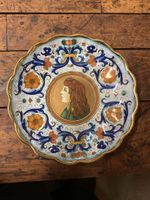 Piatto decorativo in ceramica con profilo femminile