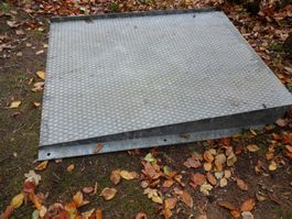Top Zustand: Robuste schwere Auffahrrampe: Verzinktes Eisen