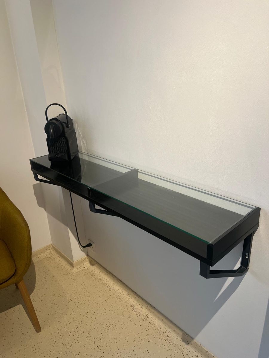 Scaffali: Wand regal mit glas – Usato da Zuoz venduto da stumholm 1