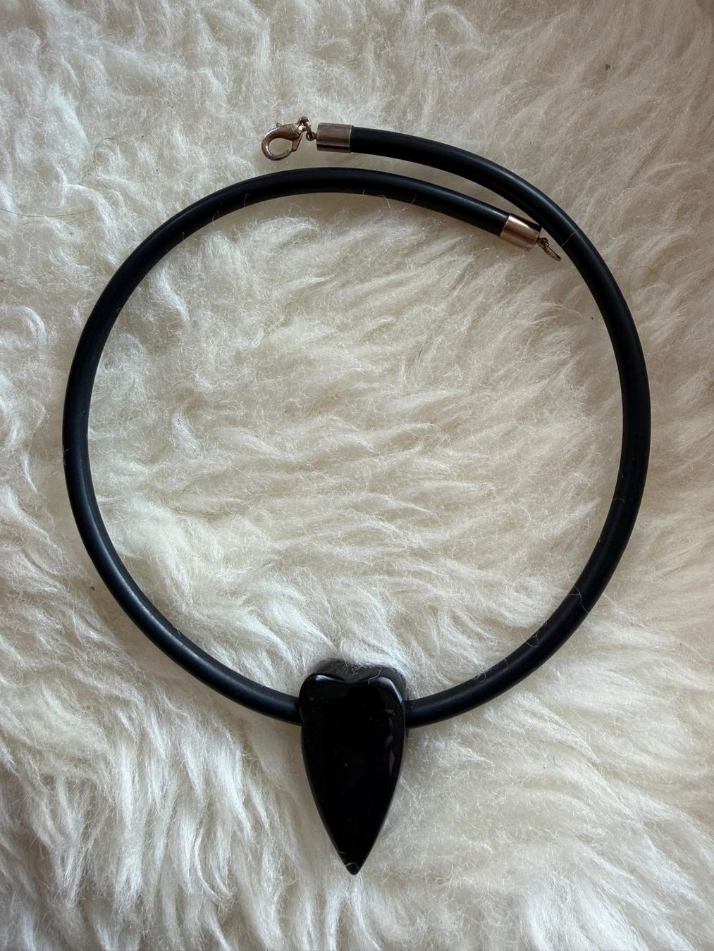 Catenine: Kautschukhalsband mit obsidian Stein, 51 cm lang – Usato da Zürich venduto da Jane_ktug