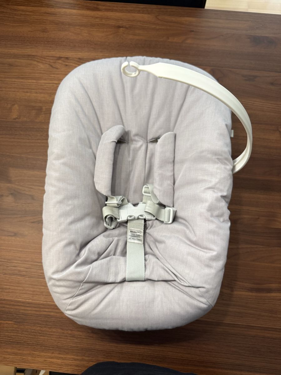 Stokke Sdraiette & Sdraiette a dondolo: Stokke Newborn Set mit Spielzeughalter Light Grey – Nuovo (secondo la descrizione) da Bülach venduto da Marcel_96 3