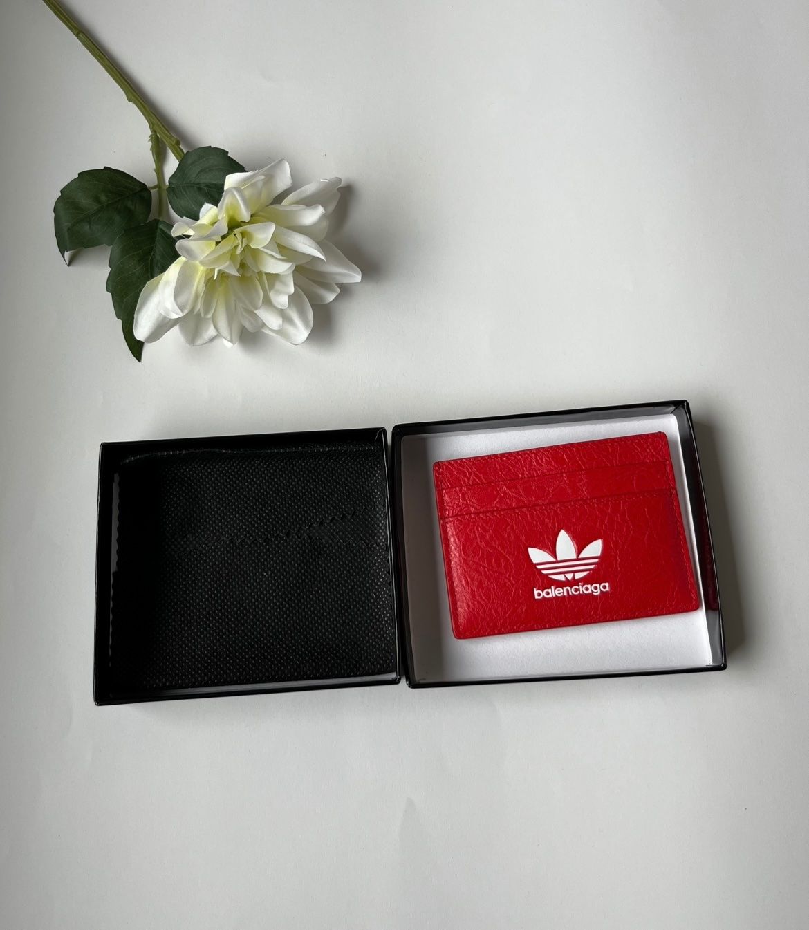 Balenciaga Portafogli: Balenciaga x Adidas  Red Wallet – Nuovo (secondo la descrizione) da Lausanne venduto da S_luxury 2