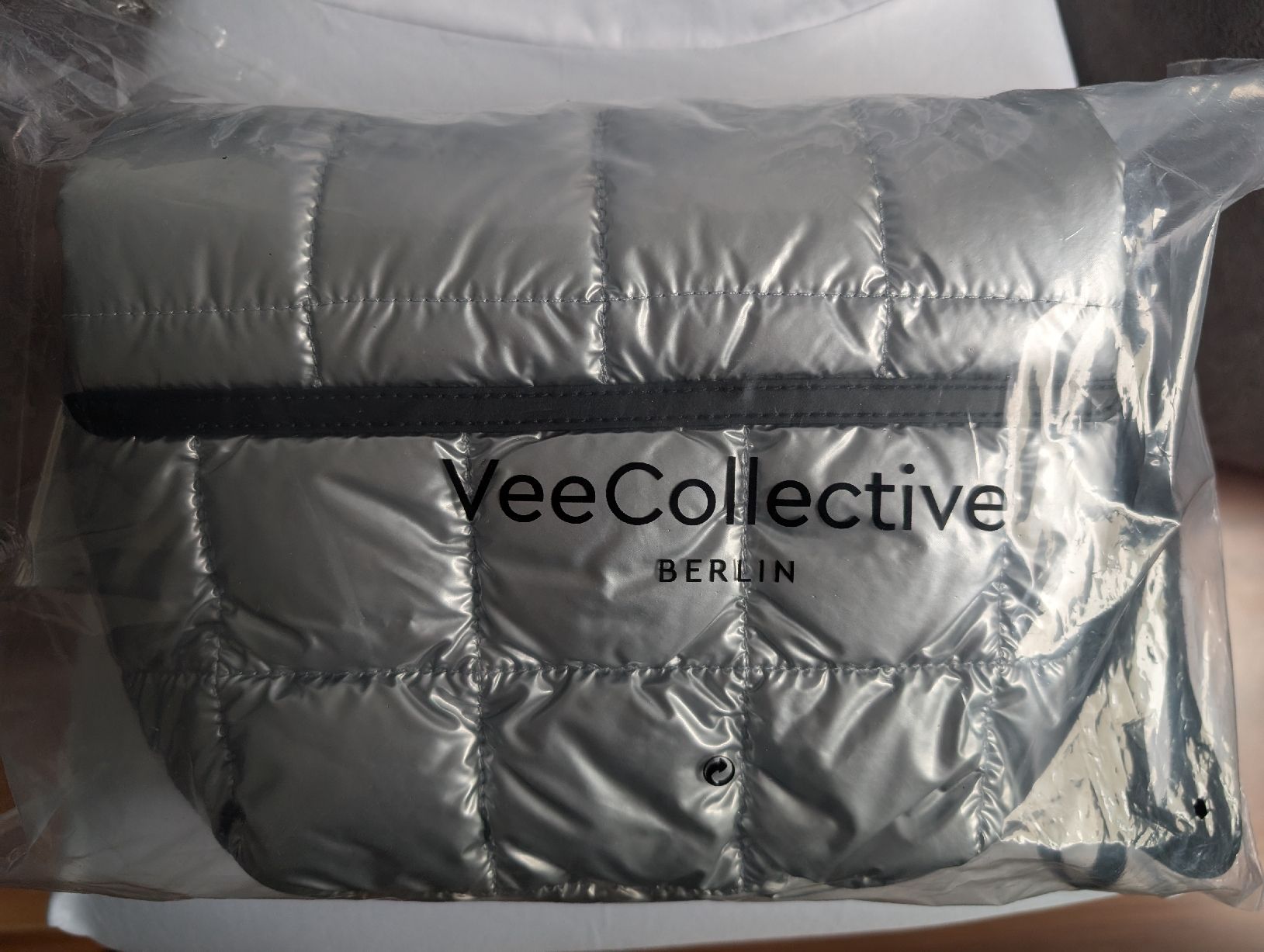 Borse da donna: New Vee Collective Porter Messenger Silver Metallic – Nuovo e nell'imballaggio originale da Schwerzenbach venduto da may_5qnm