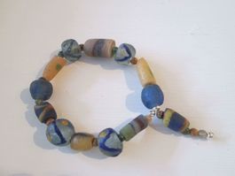 Schmuckstück Armband verschiedene bunte verzierte Perlen