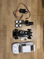 Voiture RC tamiya à vendre avec chargeur de batterie