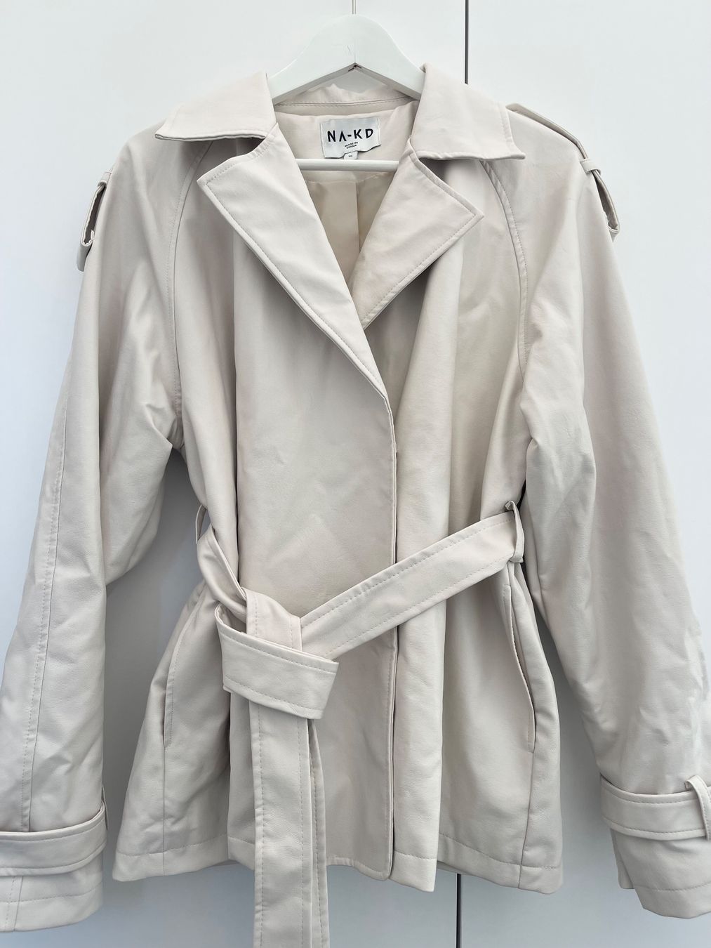 Na-kd Cappotti: NA-KD Trenchcoat creme Gr. 38/40 – Nuovo (secondo la descrizione) da Wangen b. Olten venduto da VeraHa 1