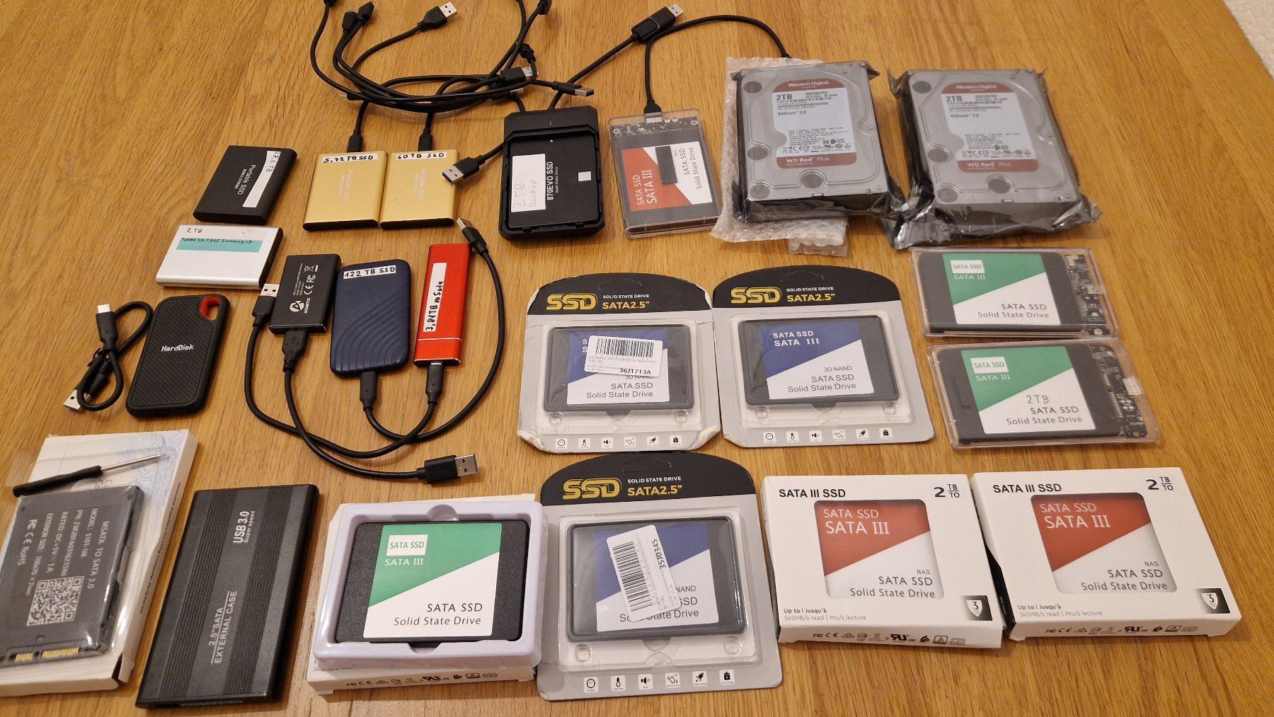 Dischi rigidi: Large Storage Lot (SSDs, HDDs, Cases & Cables) – Usato da Delémont venduto da aliGorithm 9