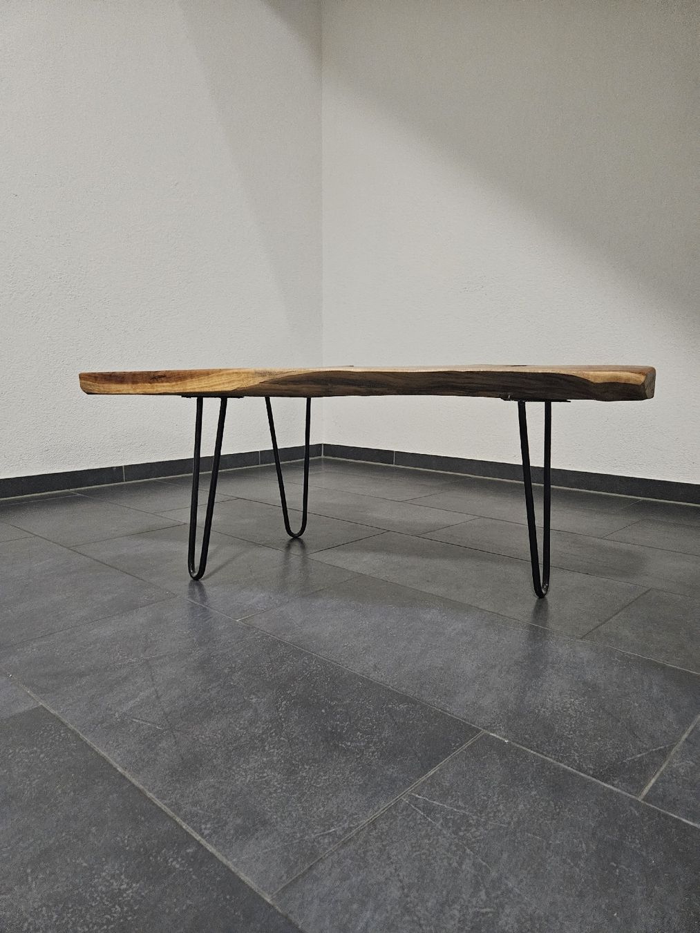 Tables: Couchtisch Baumkante mit Metallbeinen Unikat – D'occasion à Buchs ZH par rit_s6kv 1