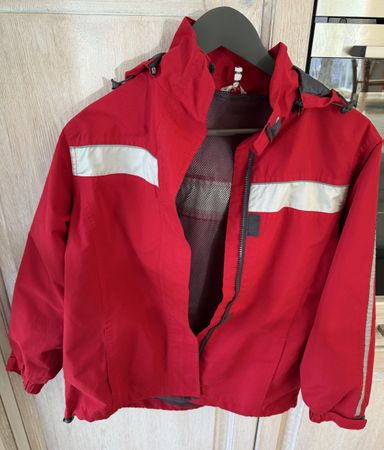 Veste rouge, taille 152, en parfait état!