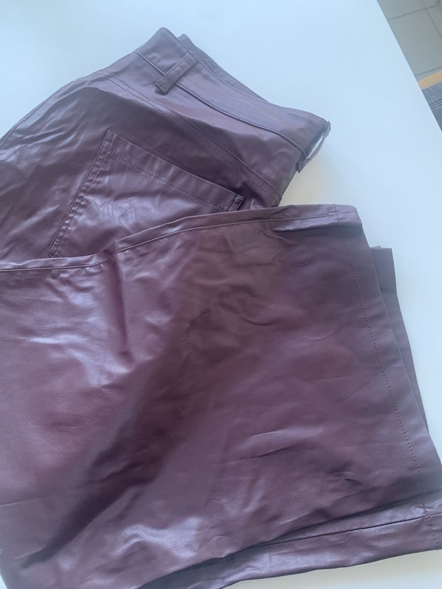 C&A Pantaloni: Rote Kunstlederhose Gr. 44 – Usato da Basel venduto da ari_xy65