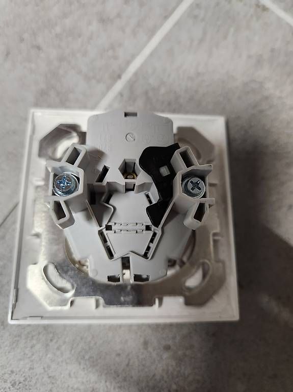 Stecker: Steckdose mit schalter  – Gebraucht aus Maegenwil von shopping4me