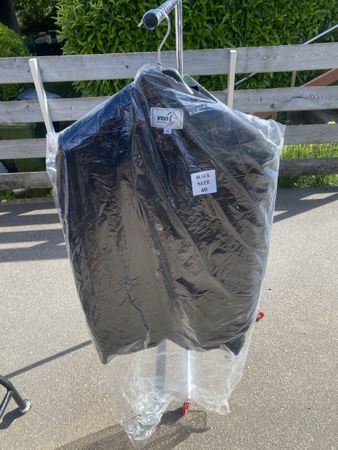 Veste noire élégante taille 40, parfaite pour le printemps!