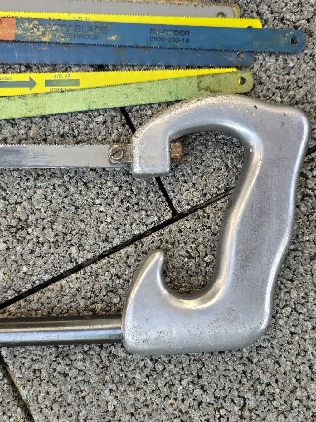 Sägen: Bügelsäge mit vielen Sägeblättern – Gebraucht aus Walkringen von Vanuca 5