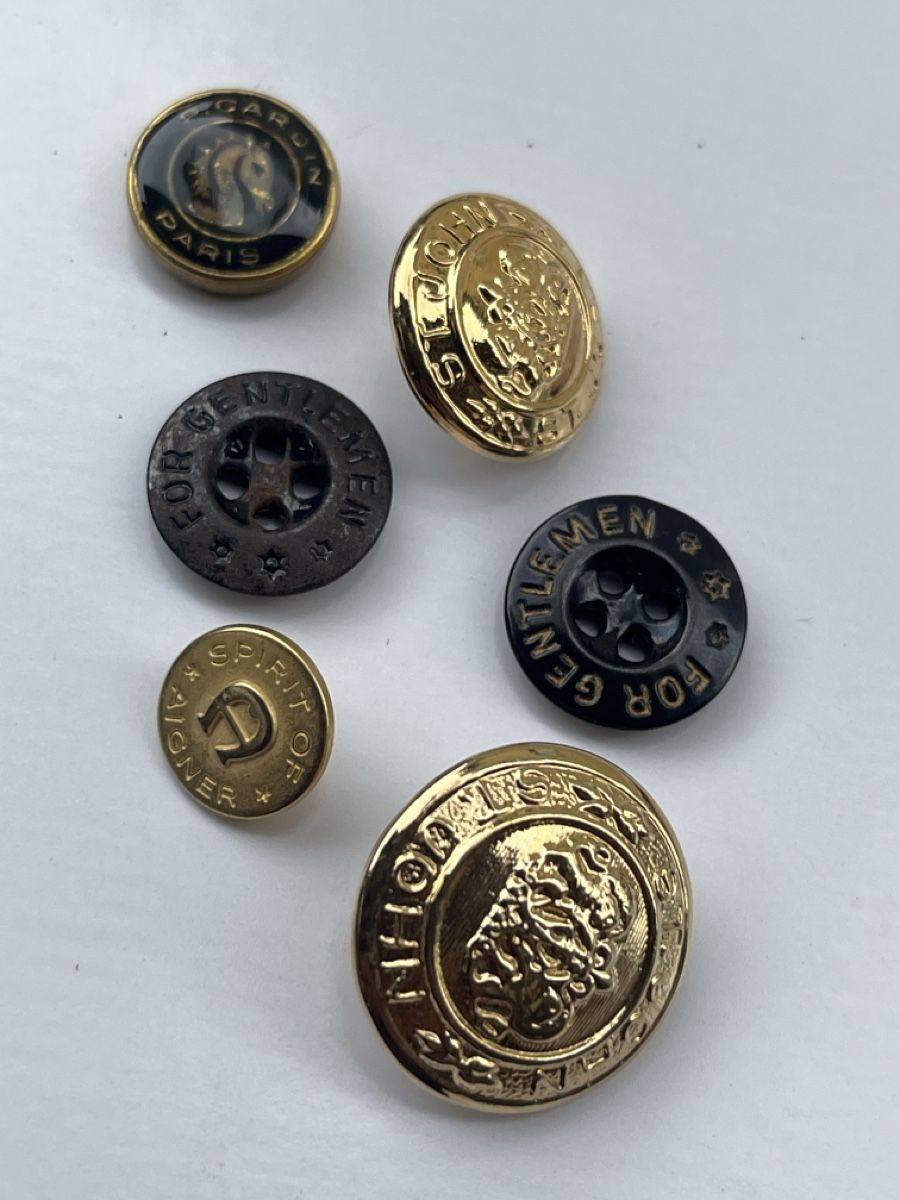 Uniformi: Buttons Konvolut Pierre Cardin Aigner John – Usato da Brienz BE venduto da hey_z9vg