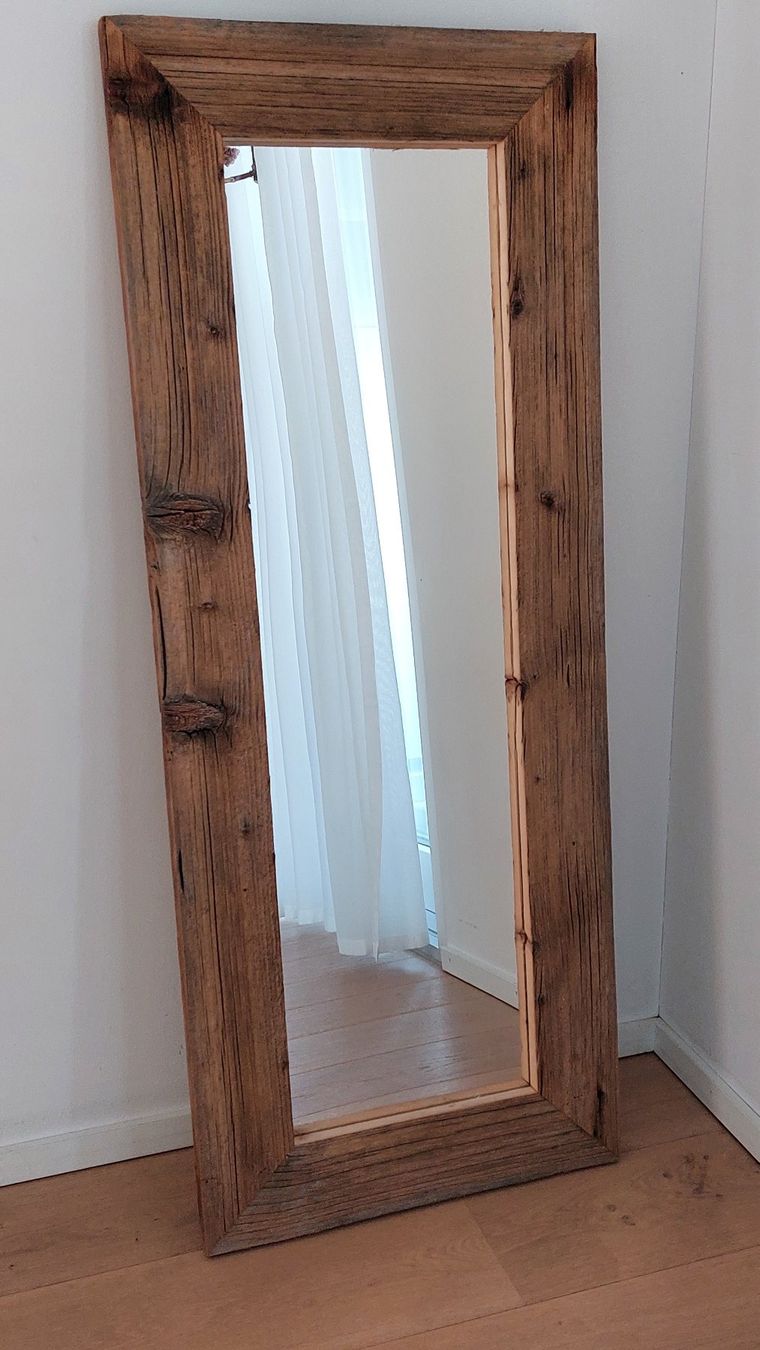Specchi: Spiegel mit einem Rahmen aus einem Altholzbrett – Nuovo e nell'imballaggio originale da Egnach venduto da Oldwoodstyle 7