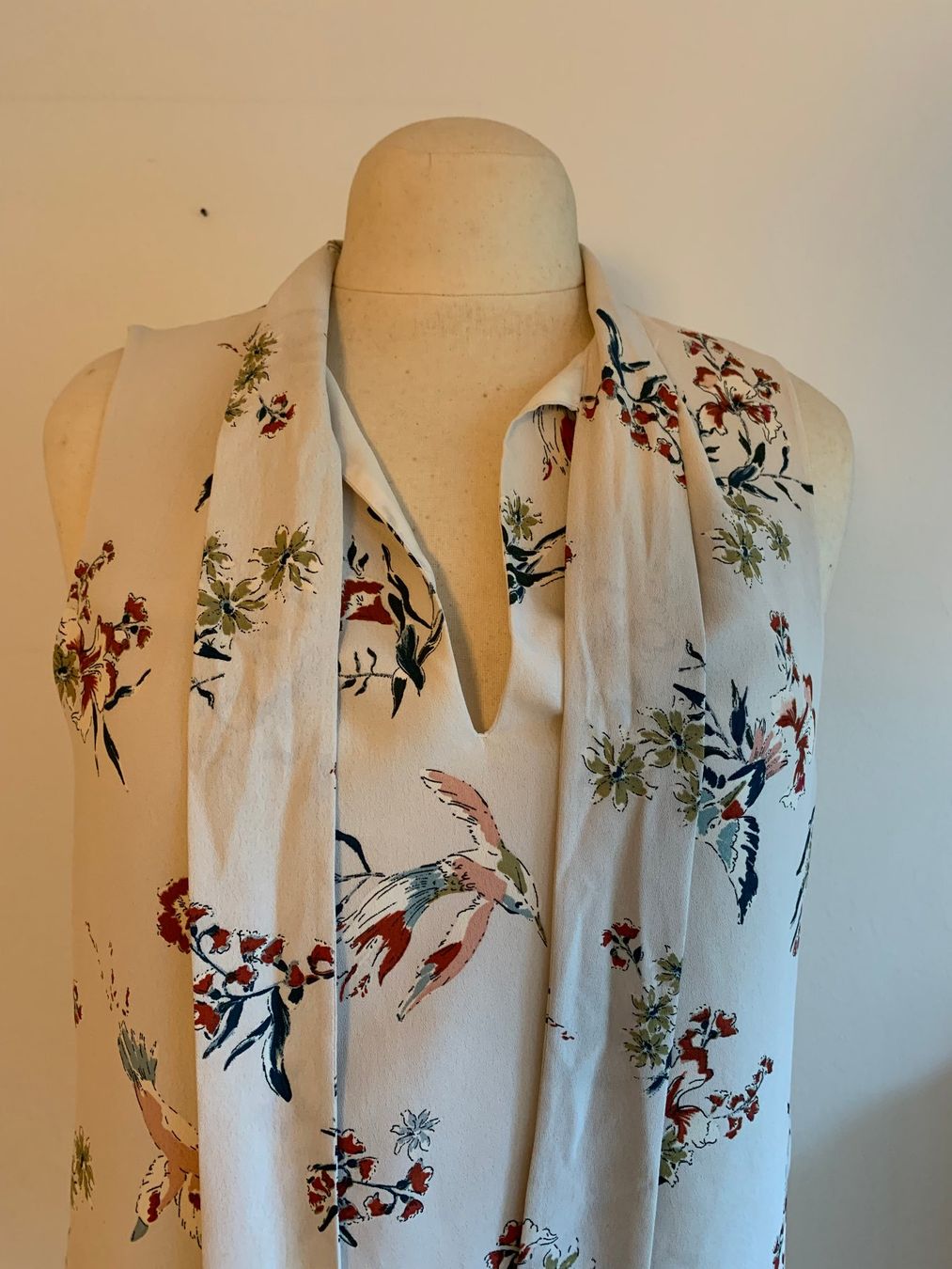 H&M Camicette: Bluse ärmellos mit Blumen- und Vogelprint – Usato da Winterthur venduto da Drachenrose 3
