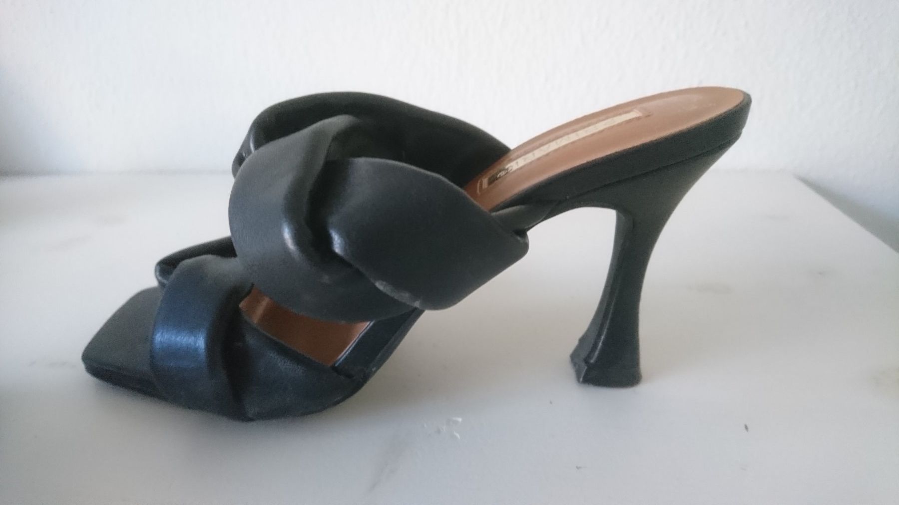 Scarpe da donna: Schwarze Absatz Sandalen Gr 38 mit Knotendetail – Usato da Schüpfen venduto da ardiphne 1