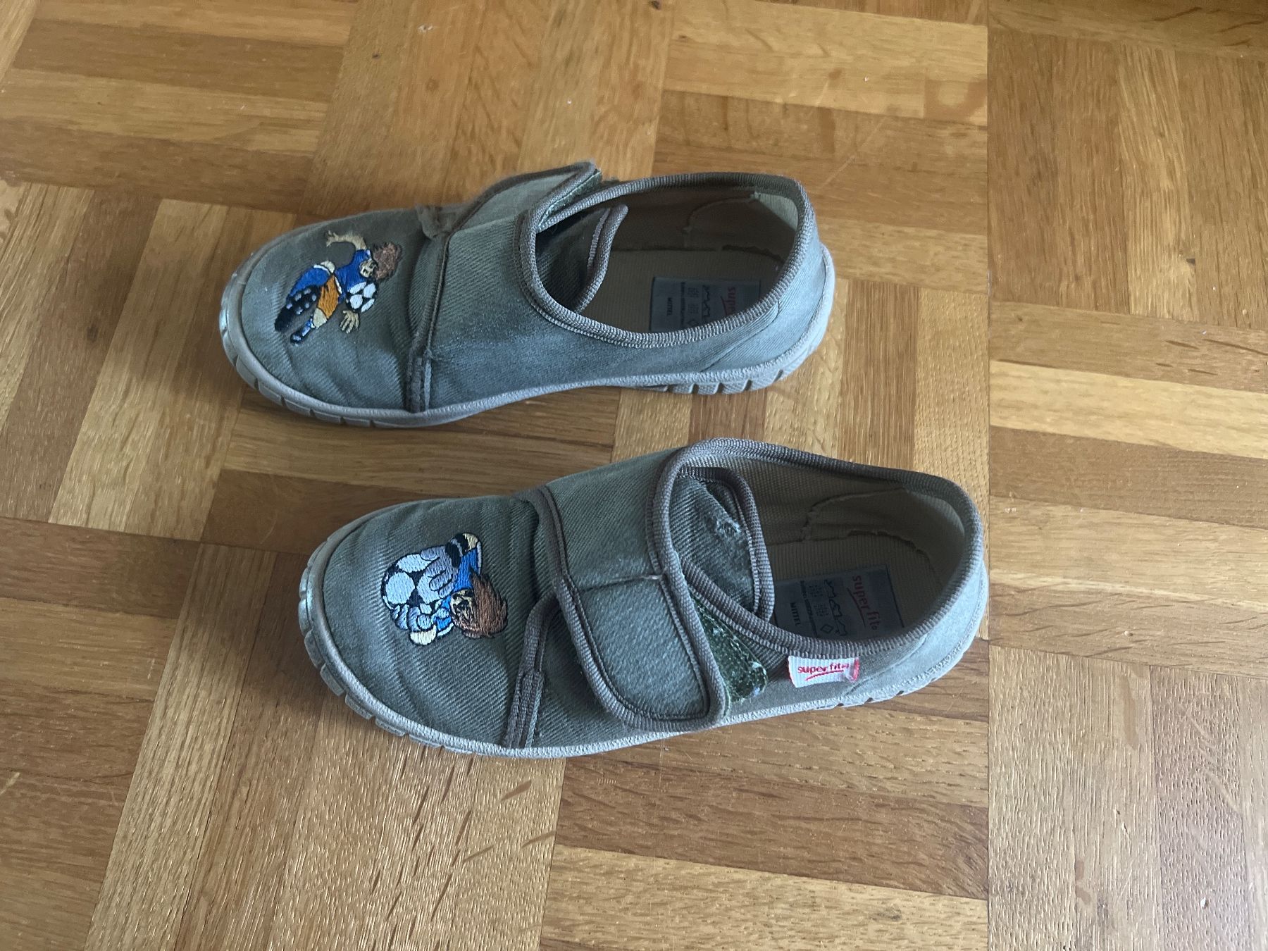 Superfit Scarpe per ragazzi: Kinderfinken Hausschuhe, Superfit, Gr27 – Usato da Basel venduto da friceberg2 1
