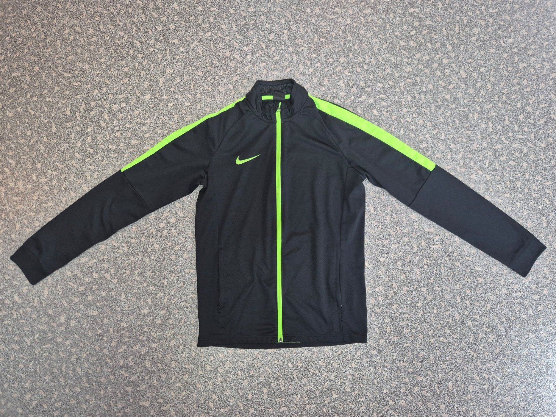 Nike Jacken: Trainerjacke Nike Dri-Fit – Gebraucht aus Domat/Ems von palfier14
