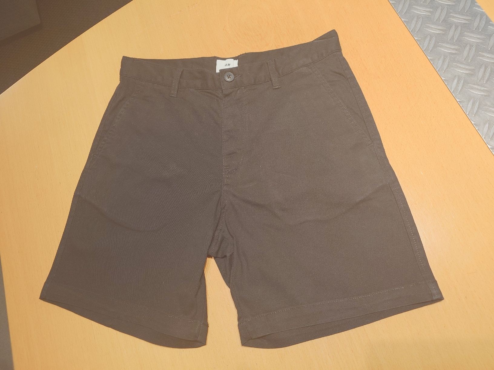 Pantaloni: kurze, schwarze Hosen. Gr 175 – Usato da Kirchberg BE venduto da Myford