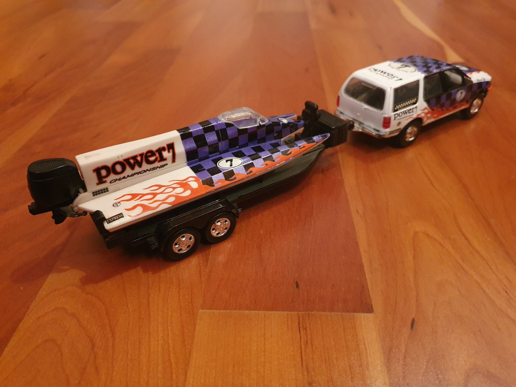 Ford Modellini d'auto: Ford Expedition mit Boot – Usato da Triesen venduto da platzproblem1 1
