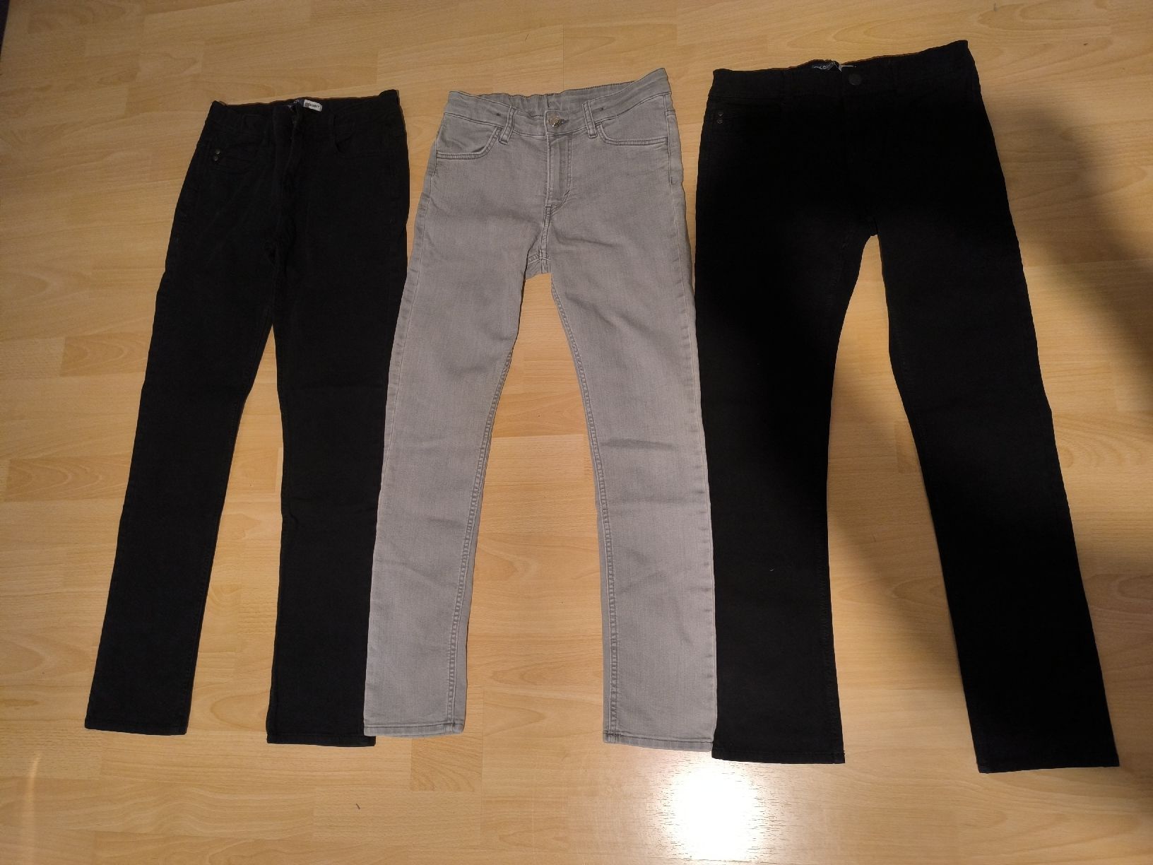 Jeans: 3 jeans NEUFS skinny 152 – Nuovo e nell'imballaggio originale da Arnex-sur-Orbe venduto da mbdaso