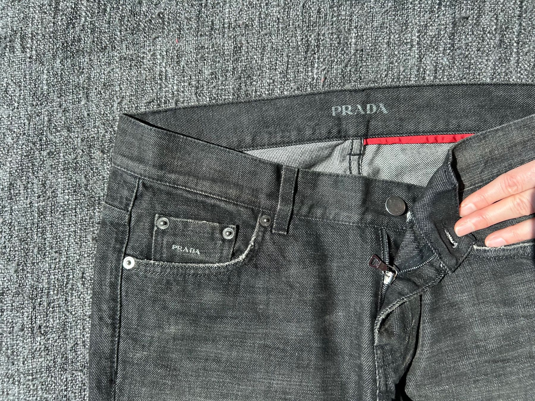 Prada Pantalons: Schwarze Original Prada Hosen, distressed Style – D'occasion à Zürich par Seraina_S 3