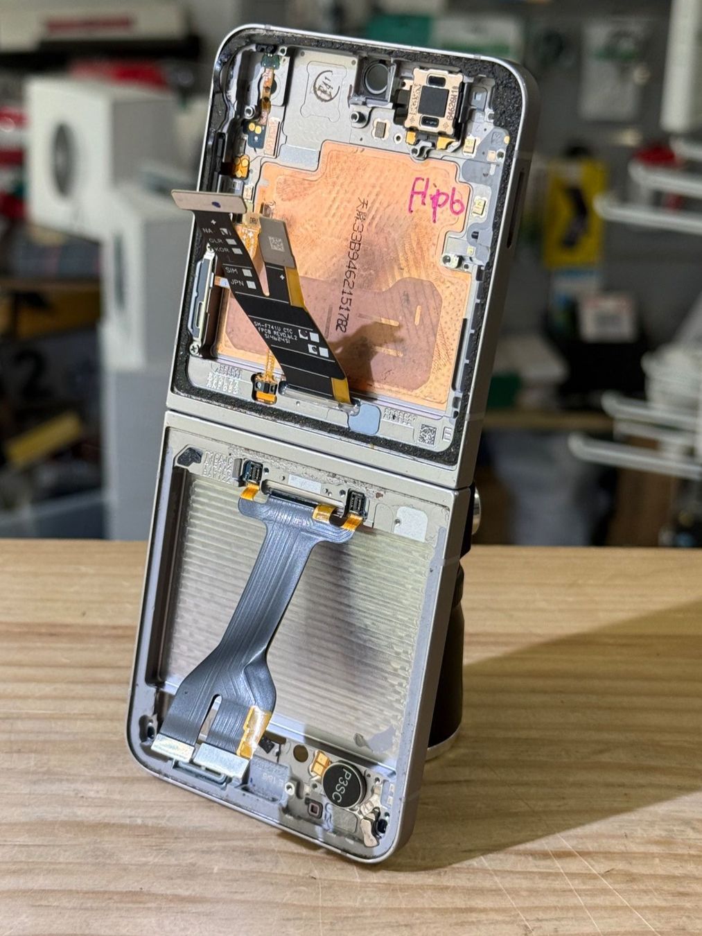 Samsung Telefoni cellulari / Smartphones: Châssis vide Galaxy Z flip 6 Titane – Usato da Morges venduto da DA-repa 1
