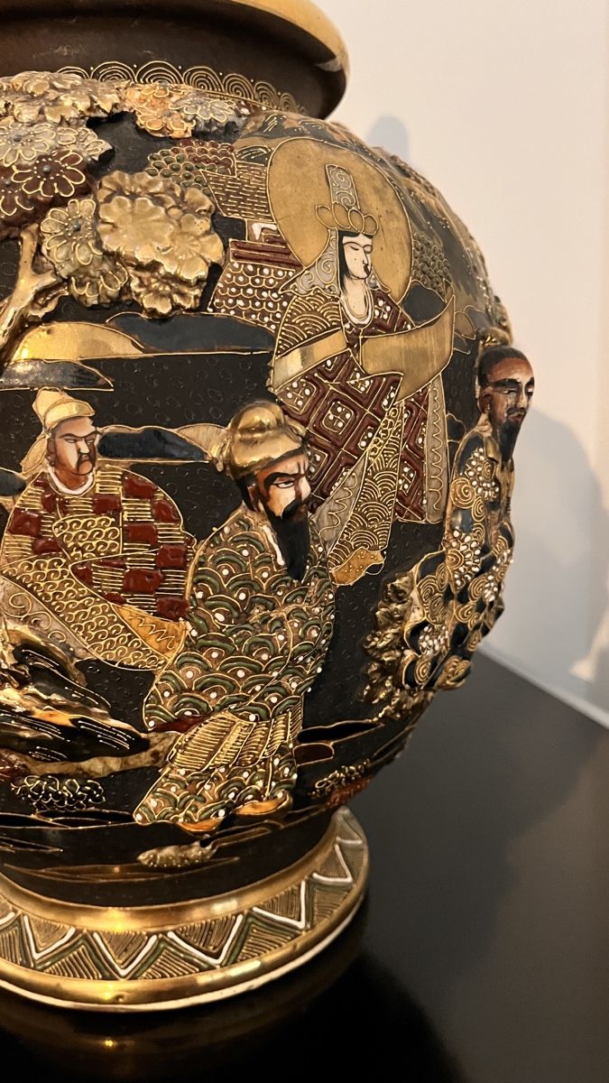 Vasen & Gefässe: Asiatische Urne mit 3D Relief – Gebraucht aus Binningen von 73DH 3