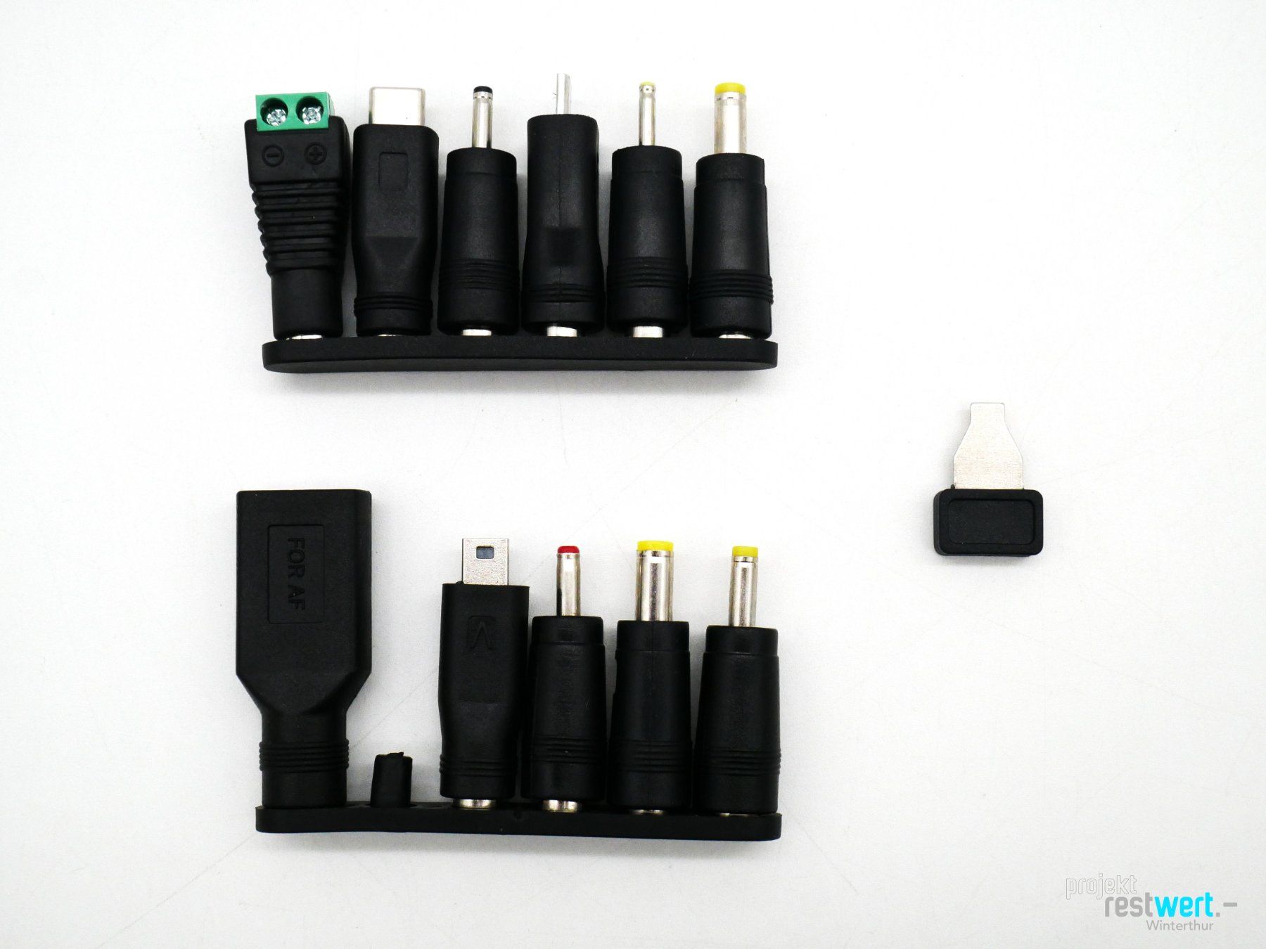 Unità & Adattatore: GOOBAY Universal-Netzteil 3V-12V, 64568 – Nuovo (secondo la descrizione) da Winterthur venduto da Restwert_Winterthur 2