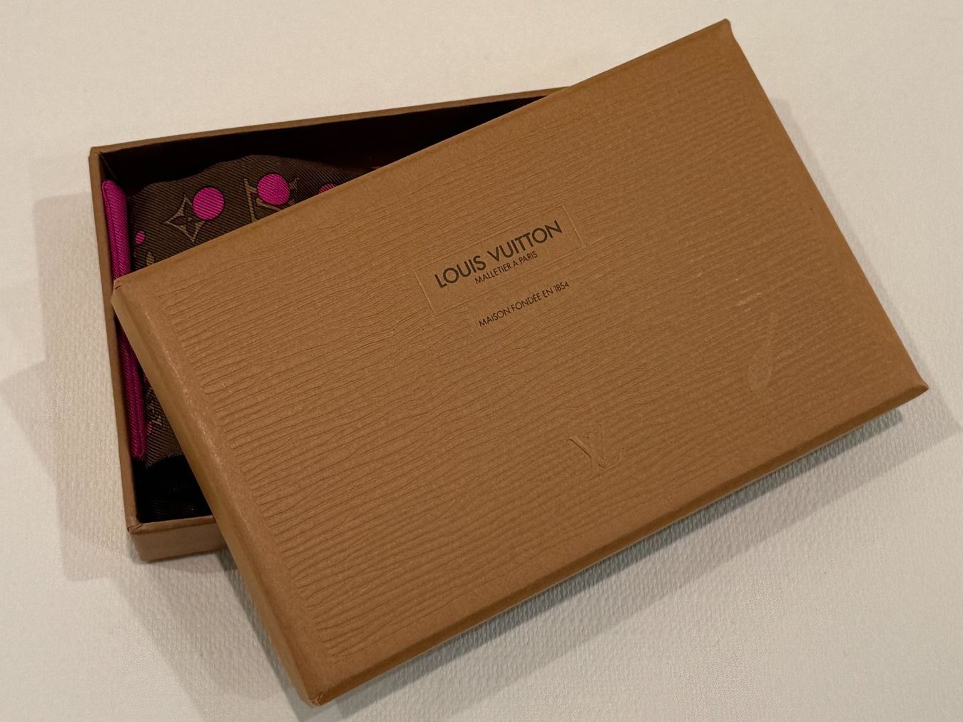 Louis Vuitton Foulard & Sciarpe: Louis Vuitton Twilly Foulard – Usato da Erlenbach ZH venduto da iLuxury 4