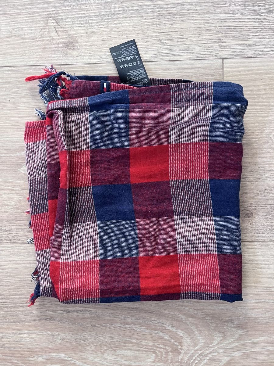 Tommy Hilfiger Foulard & Sciarpe: Foulard Tommy Hilfiger  – Nuovo (secondo la descrizione) da Sottens venduto da thigroux