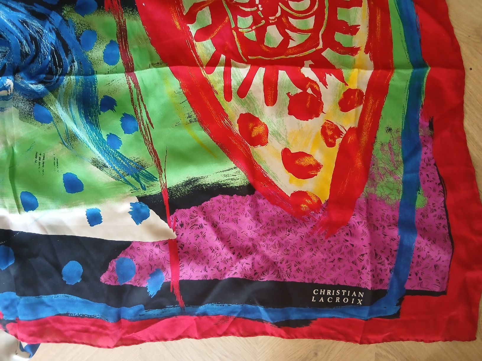 Christian Lacroix Foulard & Sciarpe: Christian Lacroix Silk Square Scarf Large – Nuovo (secondo la descrizione) da Wil SG venduto da tre_g2l7 7