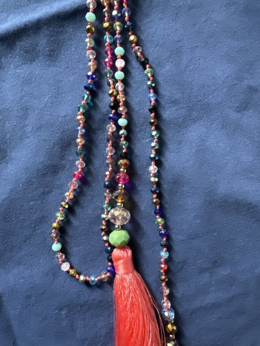Catenine: Long collier bohème chic à pompons corail - Été 2024 – Usato da Lausanne venduto da pascale.mojito1004 2