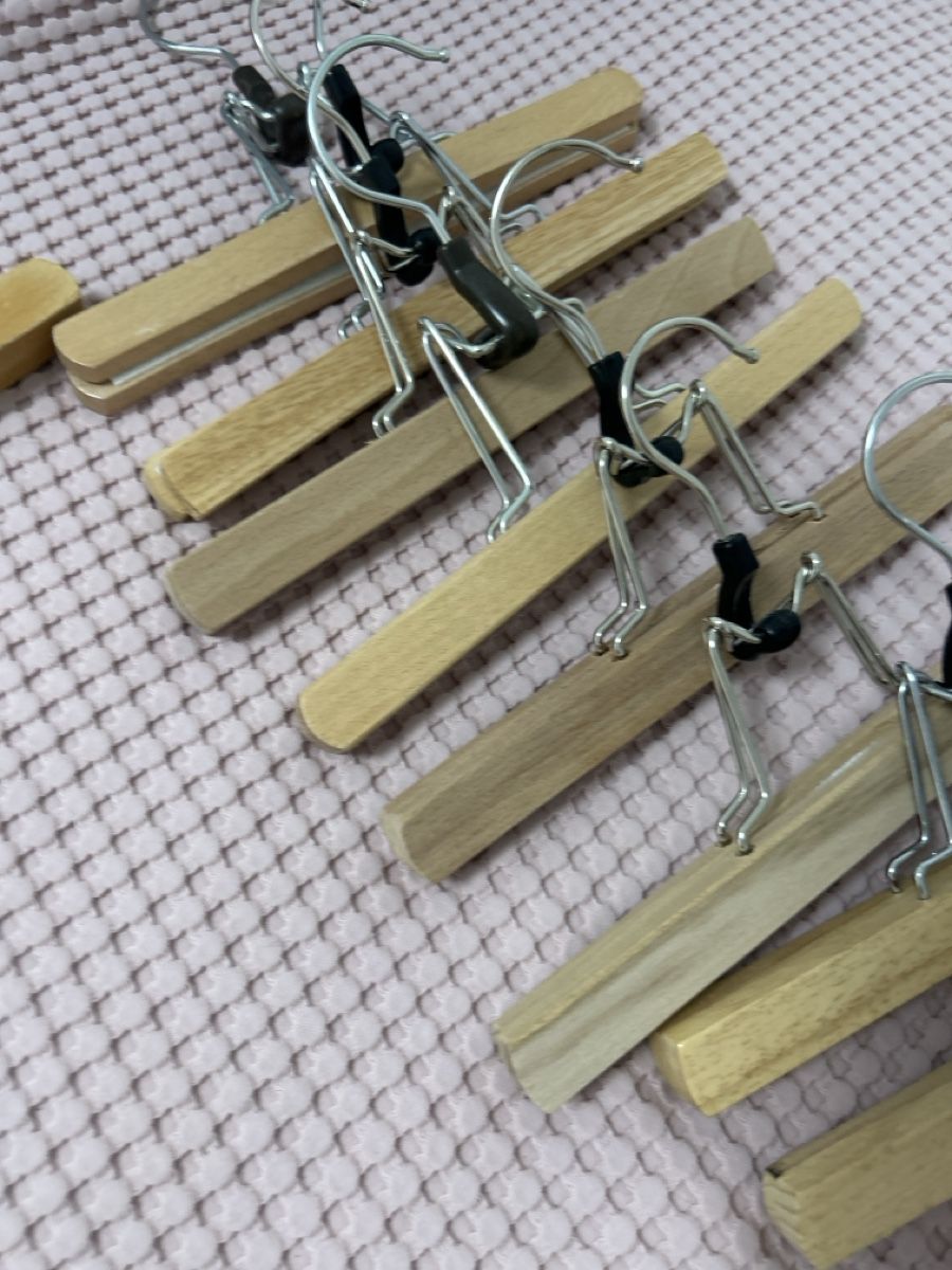 Kleiderbügel: 10 Holz Kleiderbügel mit Clip – Gebraucht aus Langnau im Emmental von Iriss 1
