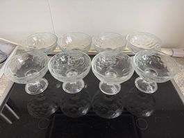 Set von 8 Desserschalen aus Glas mit Verzierungen. NEUWERTIG